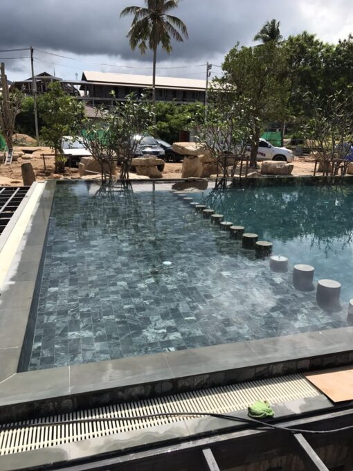 กระเบื้องสระว่ายน้ำหินธรรมชาติ รุ่น บิ้เทาซิลเวอร์