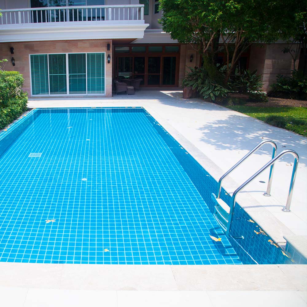 คนส่วนใหญ่มักจะเลือกให้มีสระว่ายน้ำอยู่ที่บริเวณหน้าบ้าน