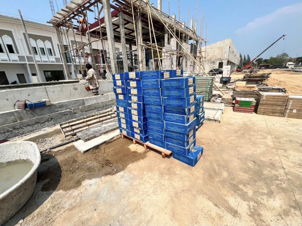 กระเบื้องสระว่ายน้ำ